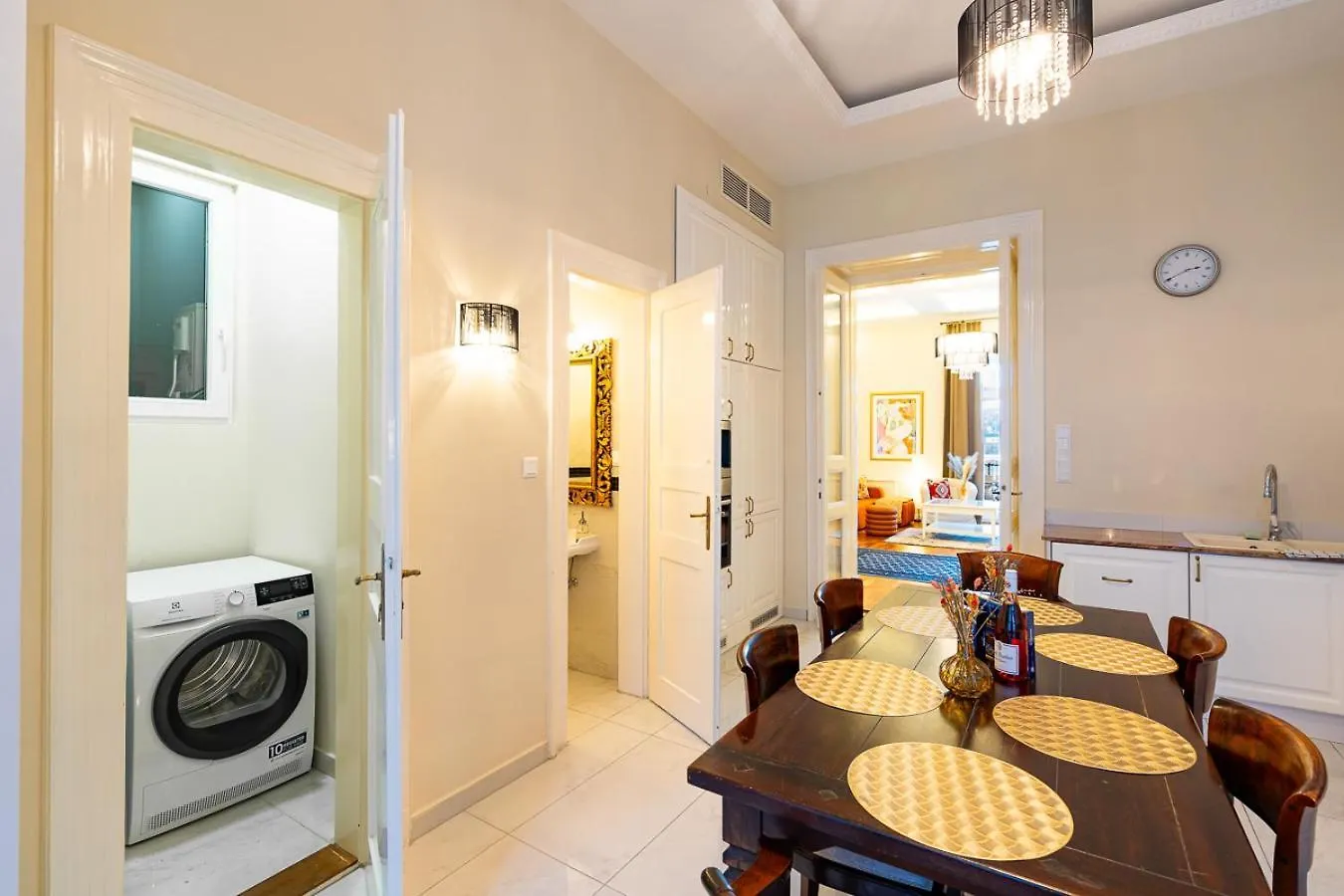 Magical Danube View In A Spacious Two Bedroom Suite Next To Parliament 布达佩斯 公寓