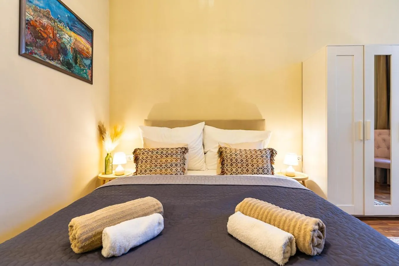 Magical Danube View In A Spacious Two Bedroom Suite Next To Parliament 布达佩斯